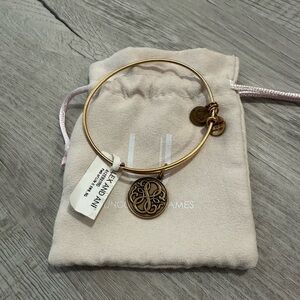 🔹$7 each or 2/$10🔹

NWT Alex & Ani “Path of Life” bracelet